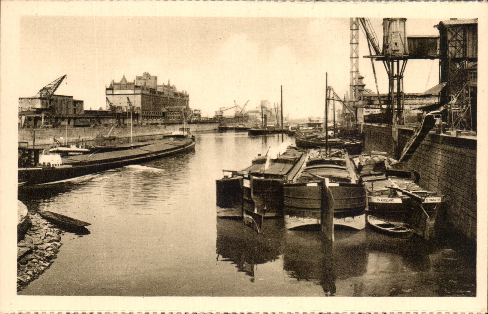 CPA Strasbourg Port du Rhin Bateaux