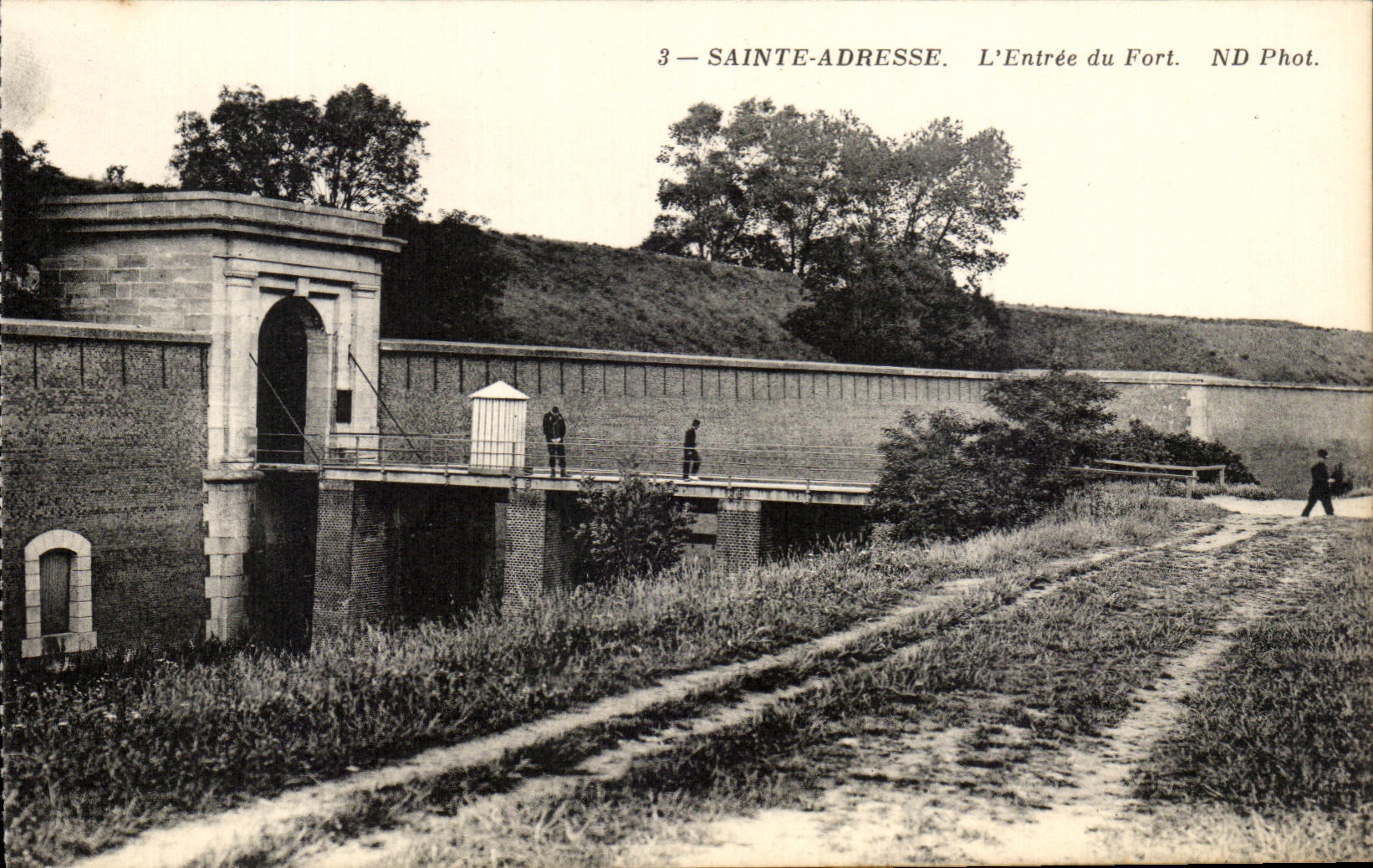 CPA Sainte Adresse L Entree du Fort Militaria
