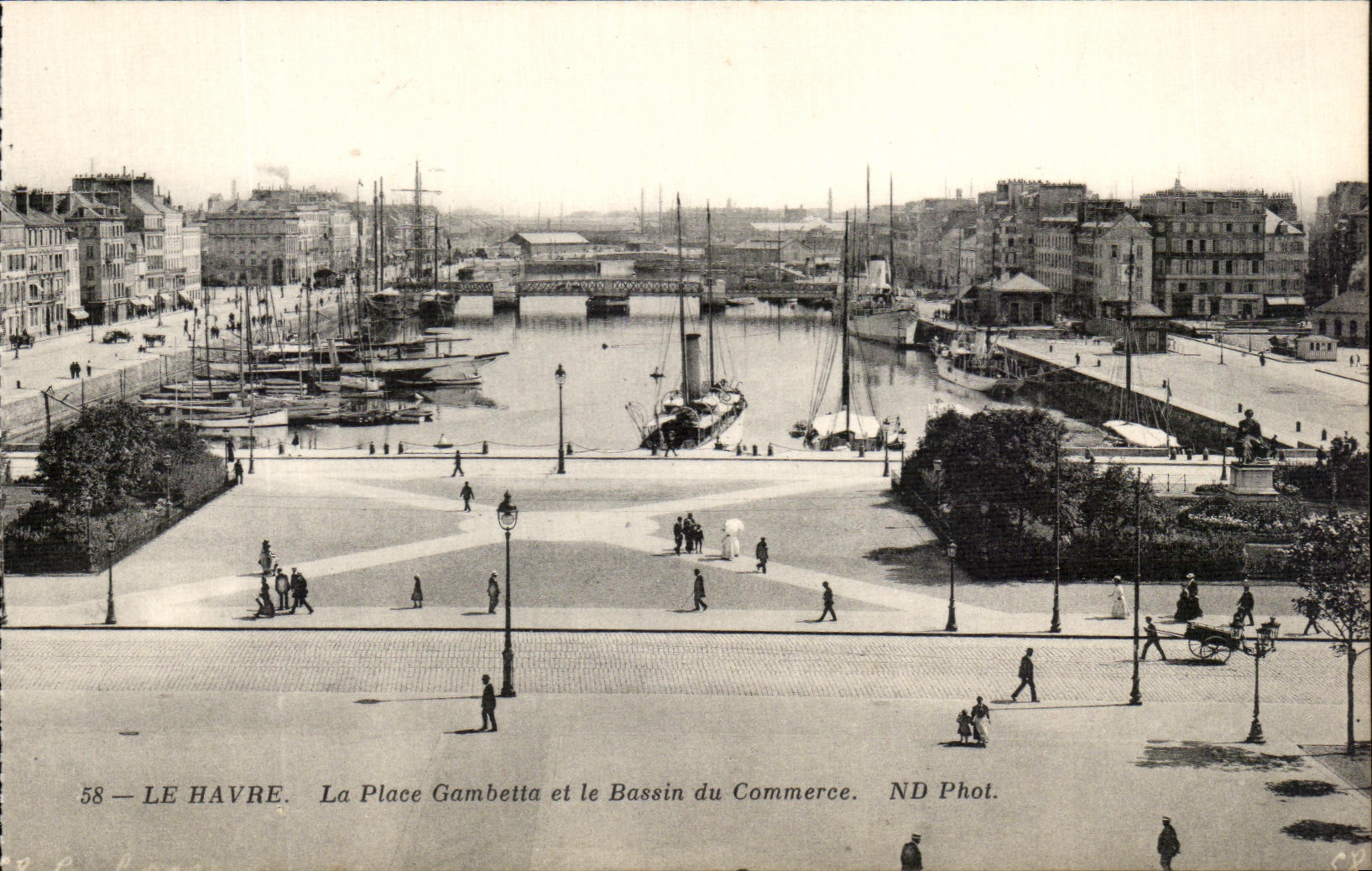 CPA Le Havre La Place Gambatta et le Bassin du Commerce Port