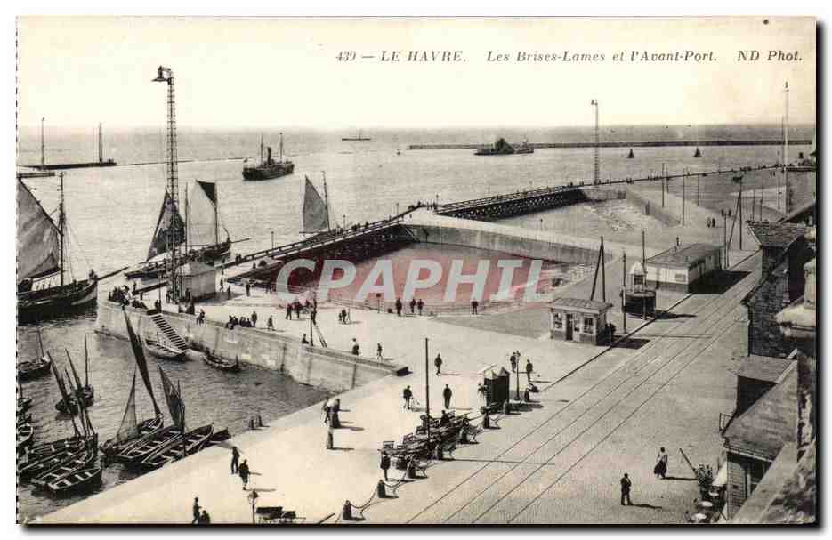 CPA Le Havre Les Brises Lames et l Avant Port Bateaux