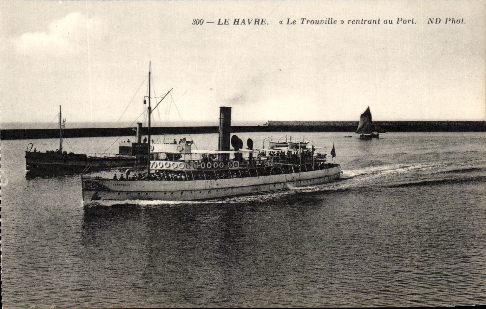 CPA Le Havre Le Trouville Rentrant au port Bateau
