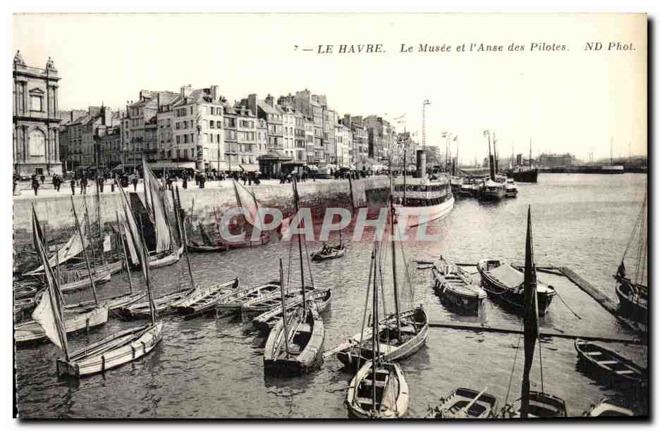 CPA Le Havre Le Musee et l Anse des pilotes Bateaux