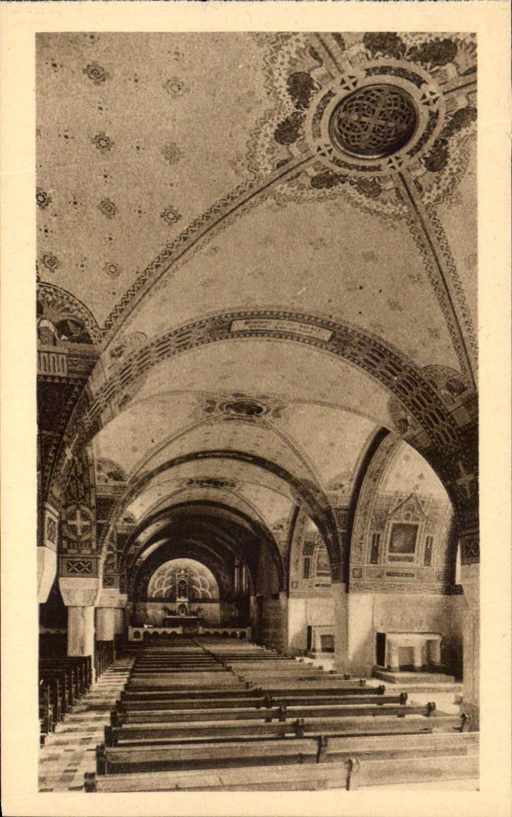 La Basilique de Lisieux — La Crypte. Une Nef latérale — Éditions C.R.S. Lisieux