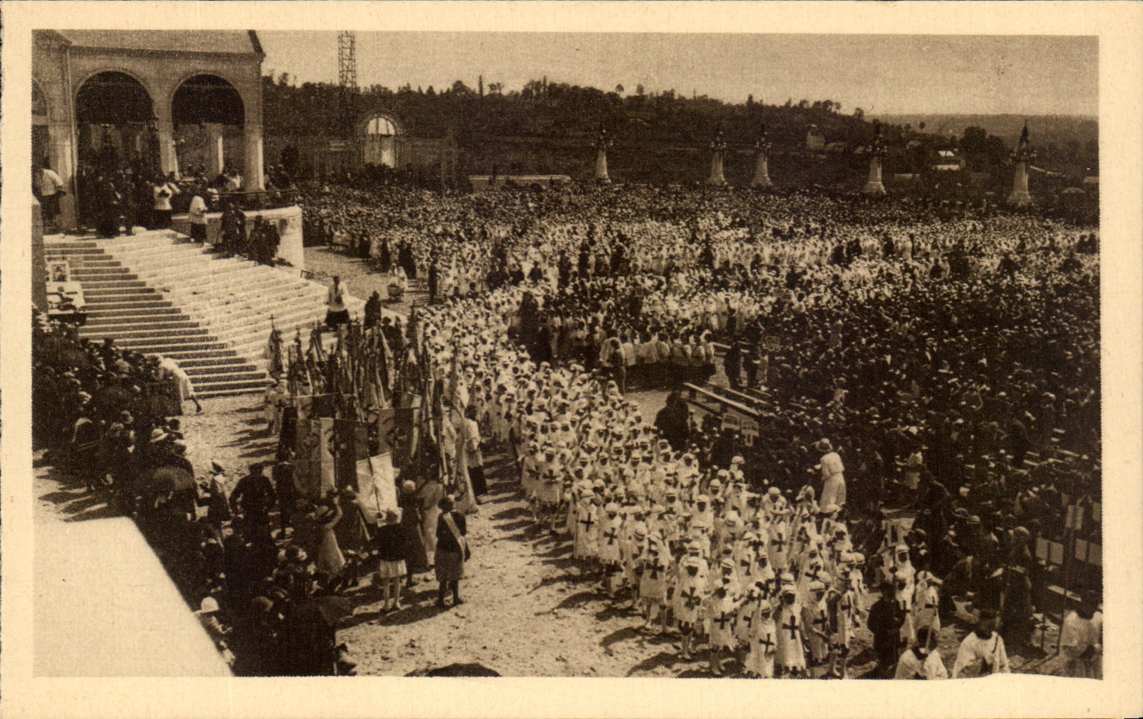 La Basilique de Lisieux — Une Cérémonie sur le Parvis — Éditions C. B. S. T.