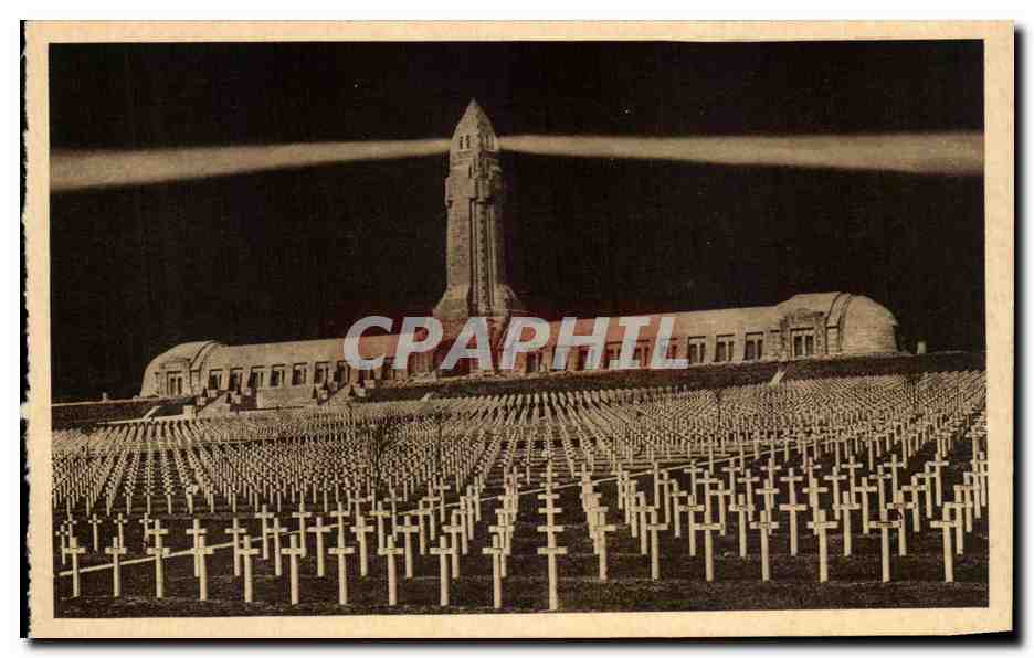 Ossuaire et Phare de Douaumont — Le Phare allumé veillant sur les tombes de nos morts — cliché Odinot
