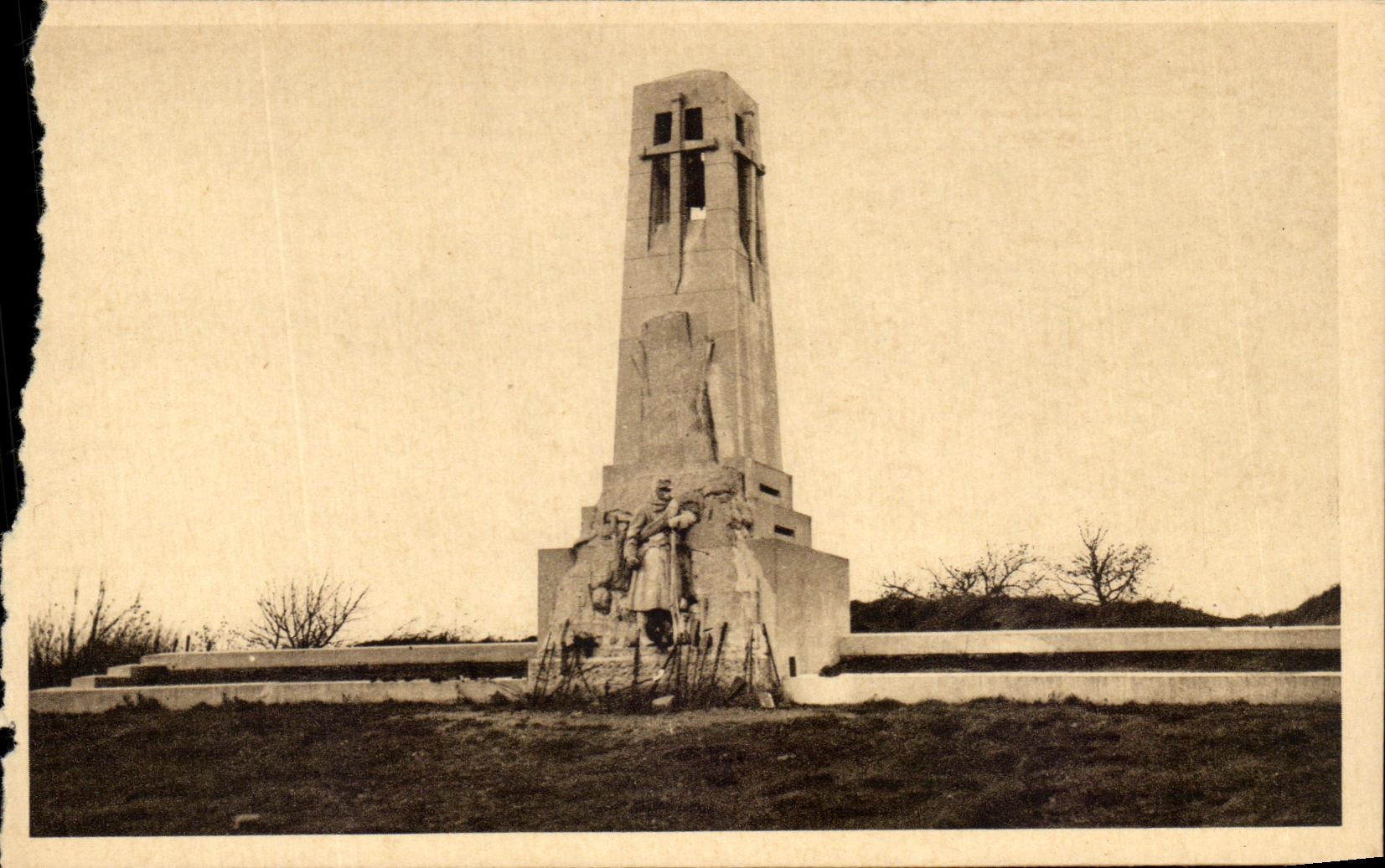 Antike Ansichtskarte Vauquois Monument errichtet zur Erinnerung an die im Vauquois-Angriff getöteten Poilus Militaria