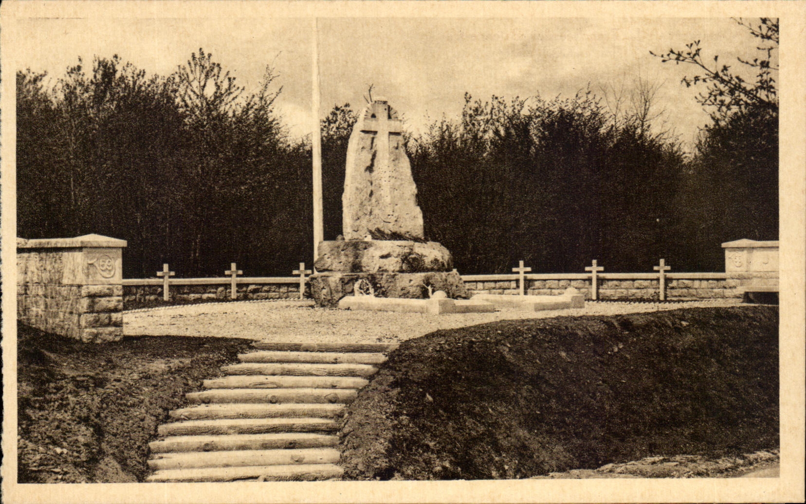 Monument aux Chasseurs du 56e et 59e Bataillons — Bois des Caures — Grégoire Calvet, sculpteur