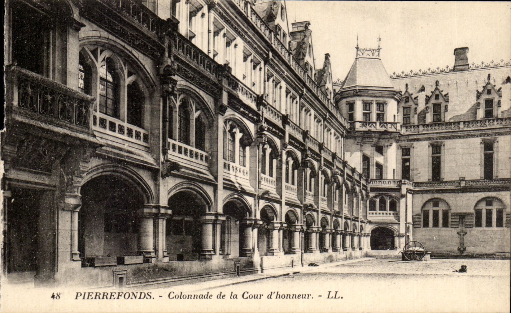 Pierrefonds - Colonnade de la Cour d'honneur - LL.