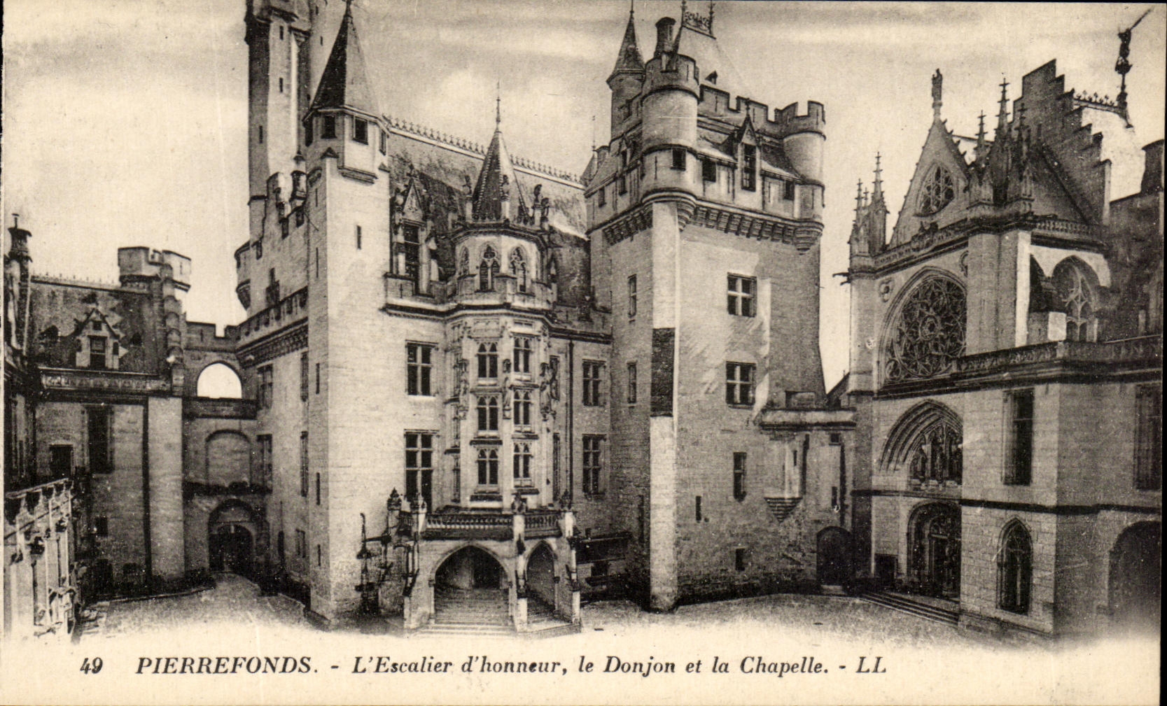 Pierrefonds — L'Escalier d'honneur, le Donjon et la Chapelle — LL