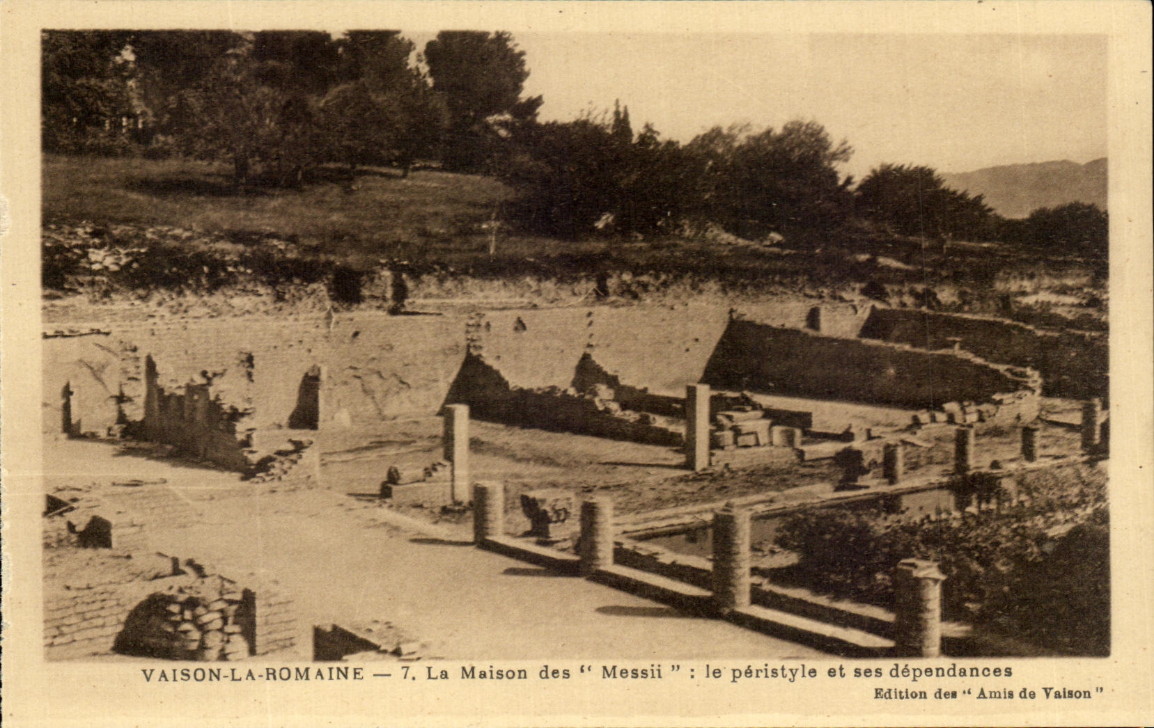 Vaison-la-Romaine — 7. La Maison des "Messii" : le péristyle et ses dépendances — Édition des "Amis de Vaison"