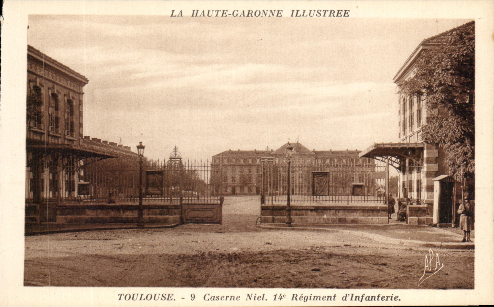 CPA La Haute Garonne Illustree Toulouse Caserne Niel 14eme Regiment d Infanterie Militaria