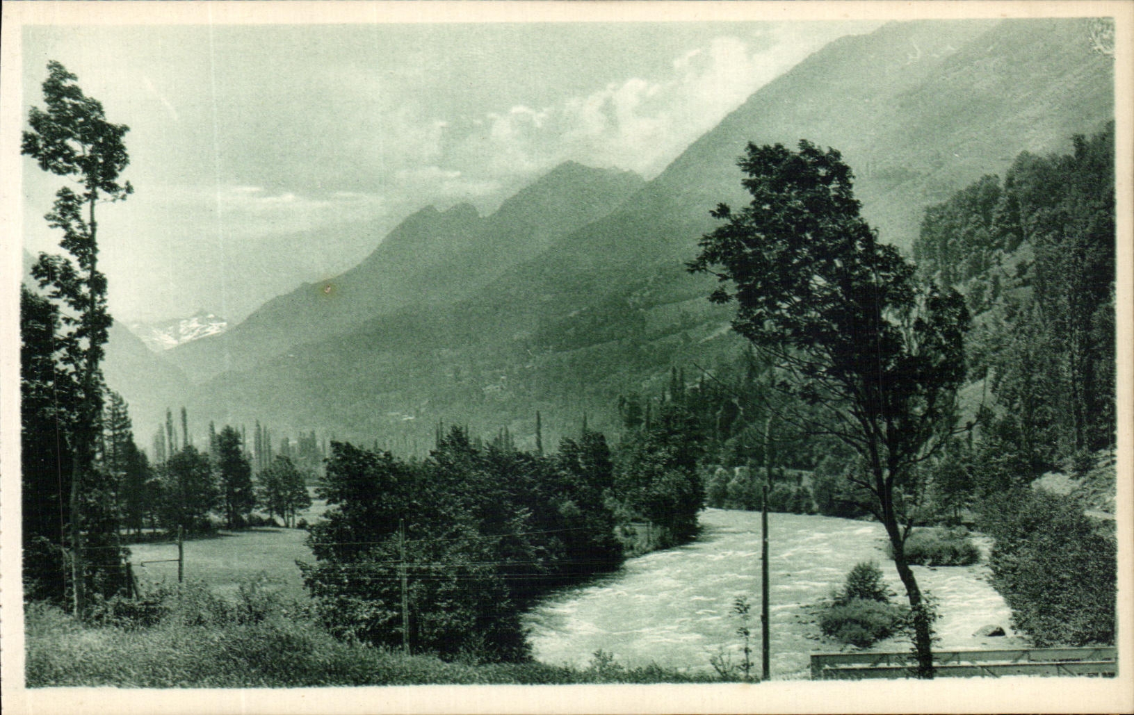 CPA Les Beaux Paysages de France Les Pyrenees Vallee et Torrent de Luz