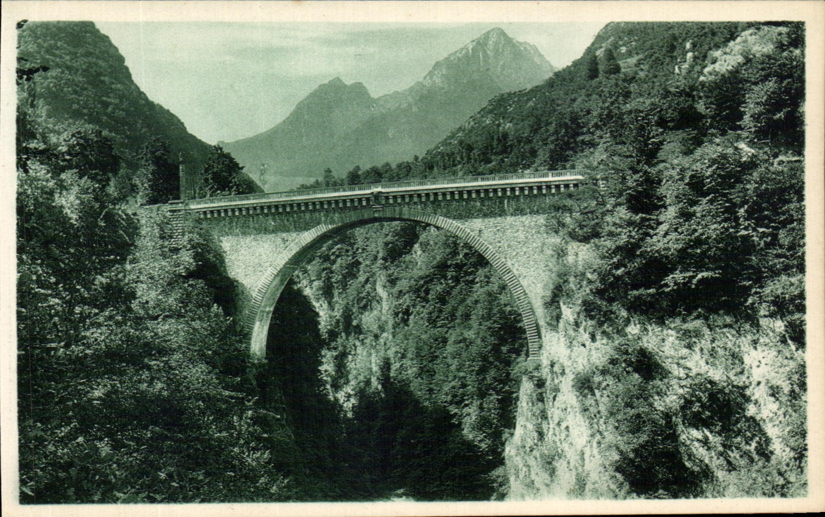 CPA Les Beaux Paysages de France Les Pyrenees Saint Sauveur Le Pont Napoleon