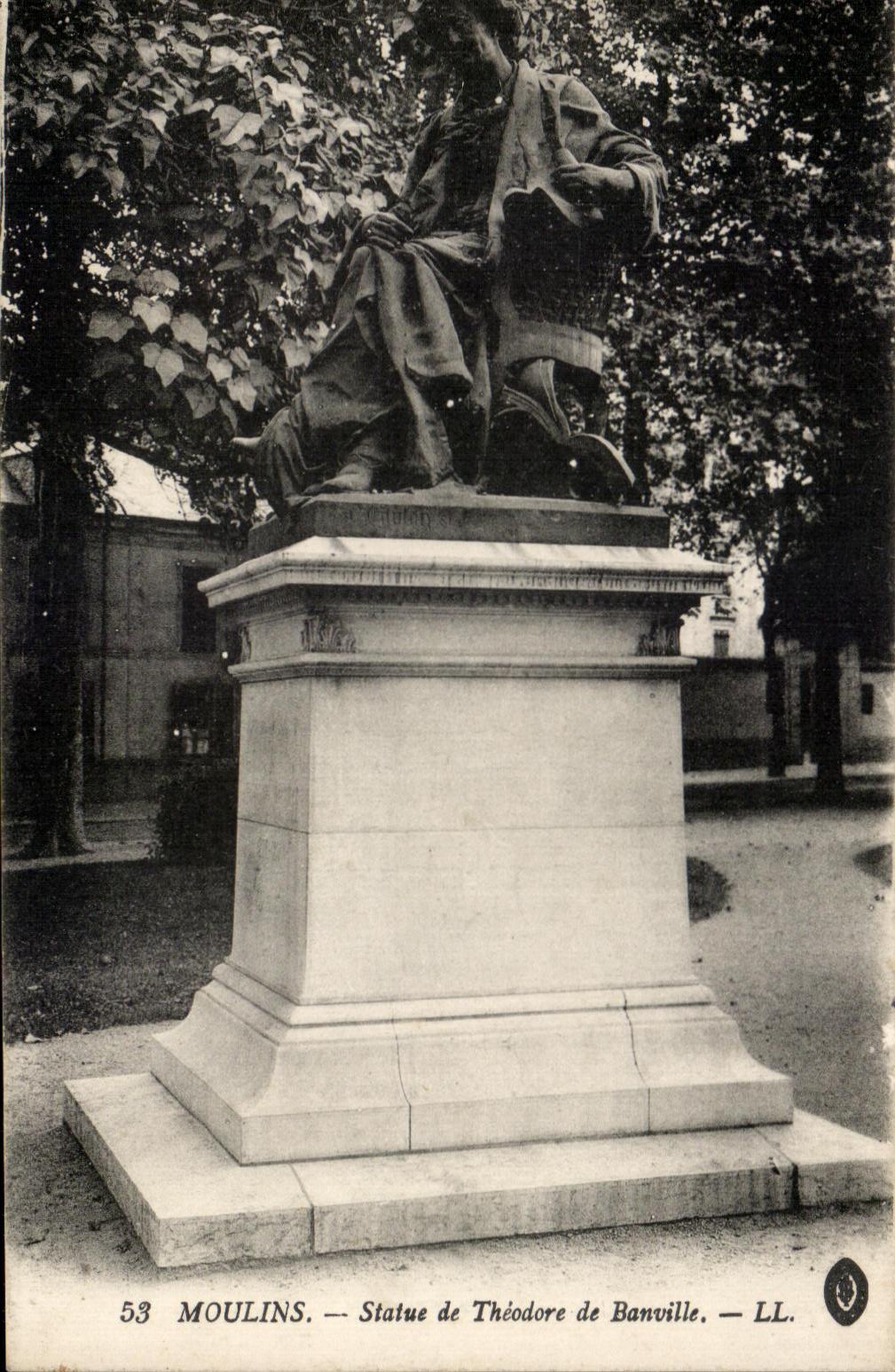 CPA Moulins Statue de Theodore de Banville