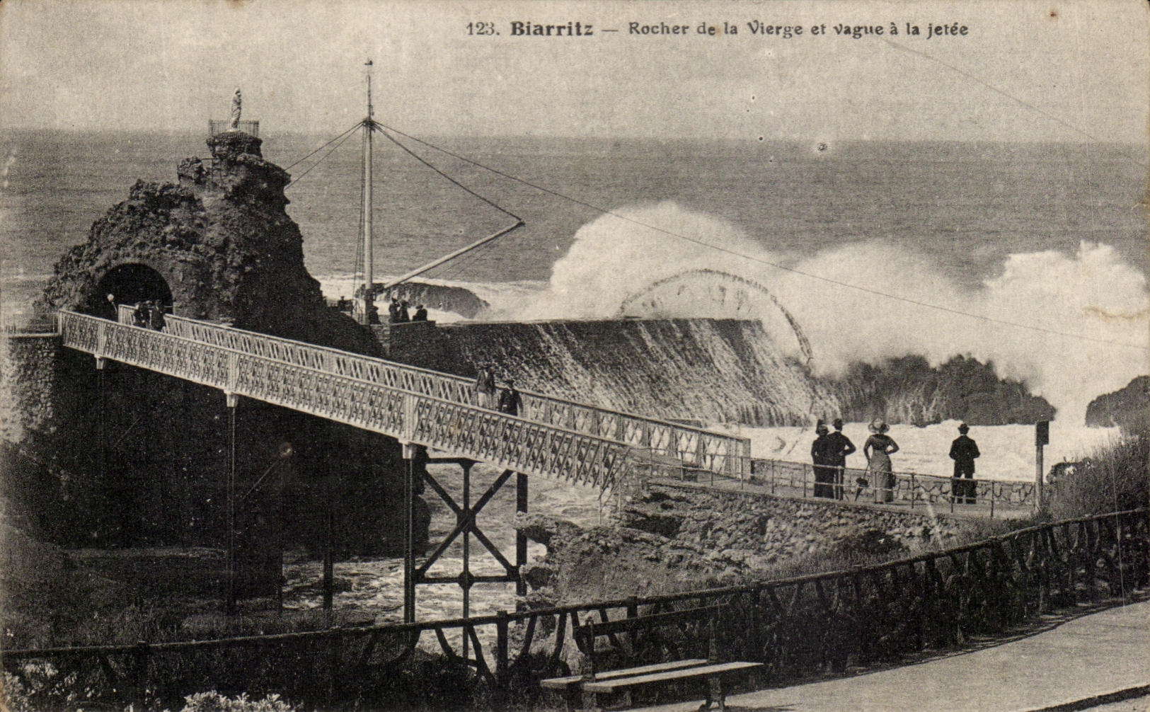 CPA Biarritz Rocher de la Vierge et Vague a la Jetee