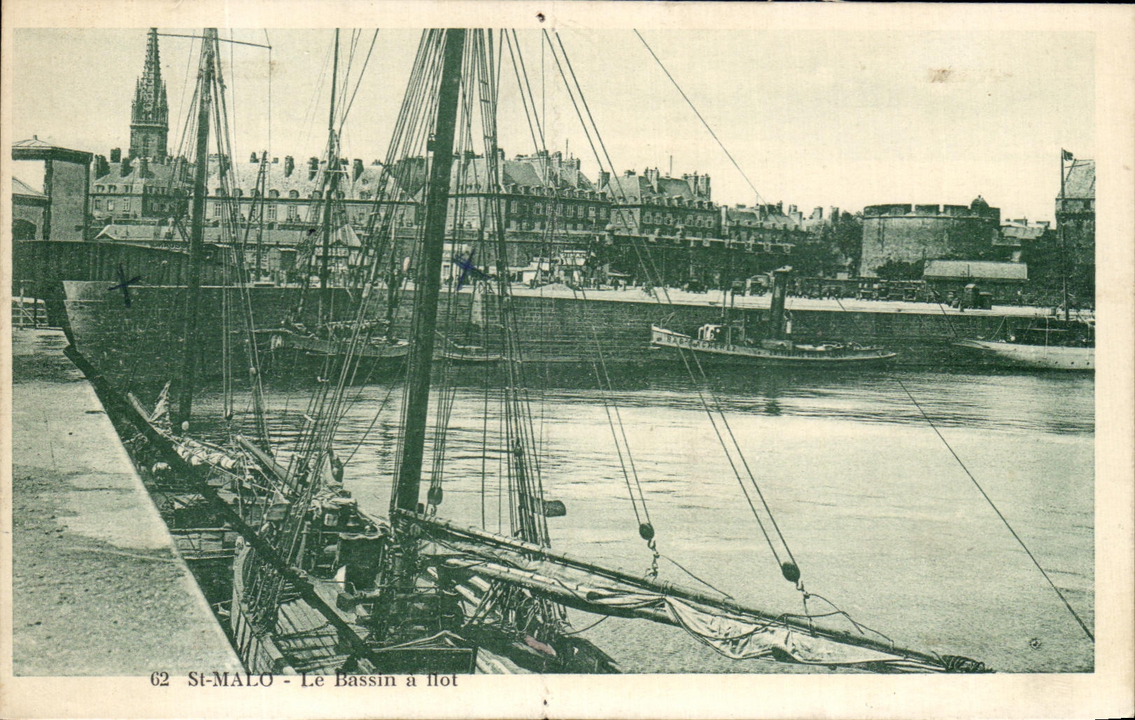 CPA St Malo Le Bassin a flot Bateaux
