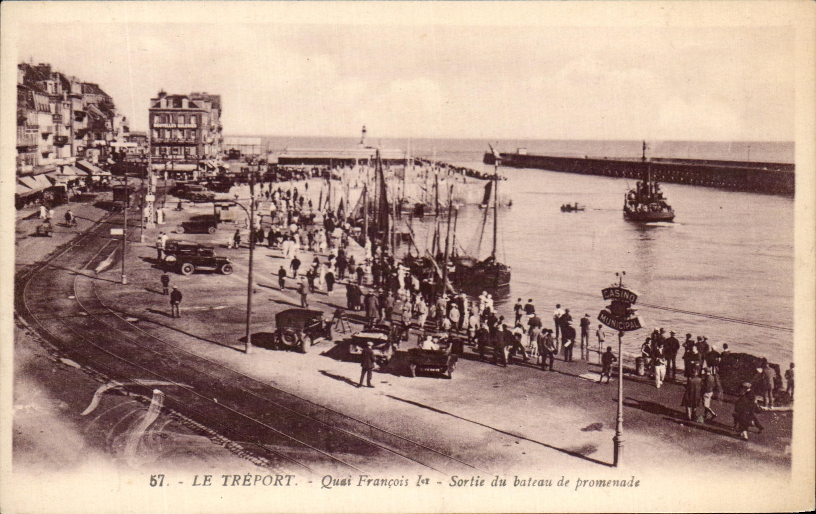 CPA Le Treport Quai Francois 1er Sortie du Bateau de promenade