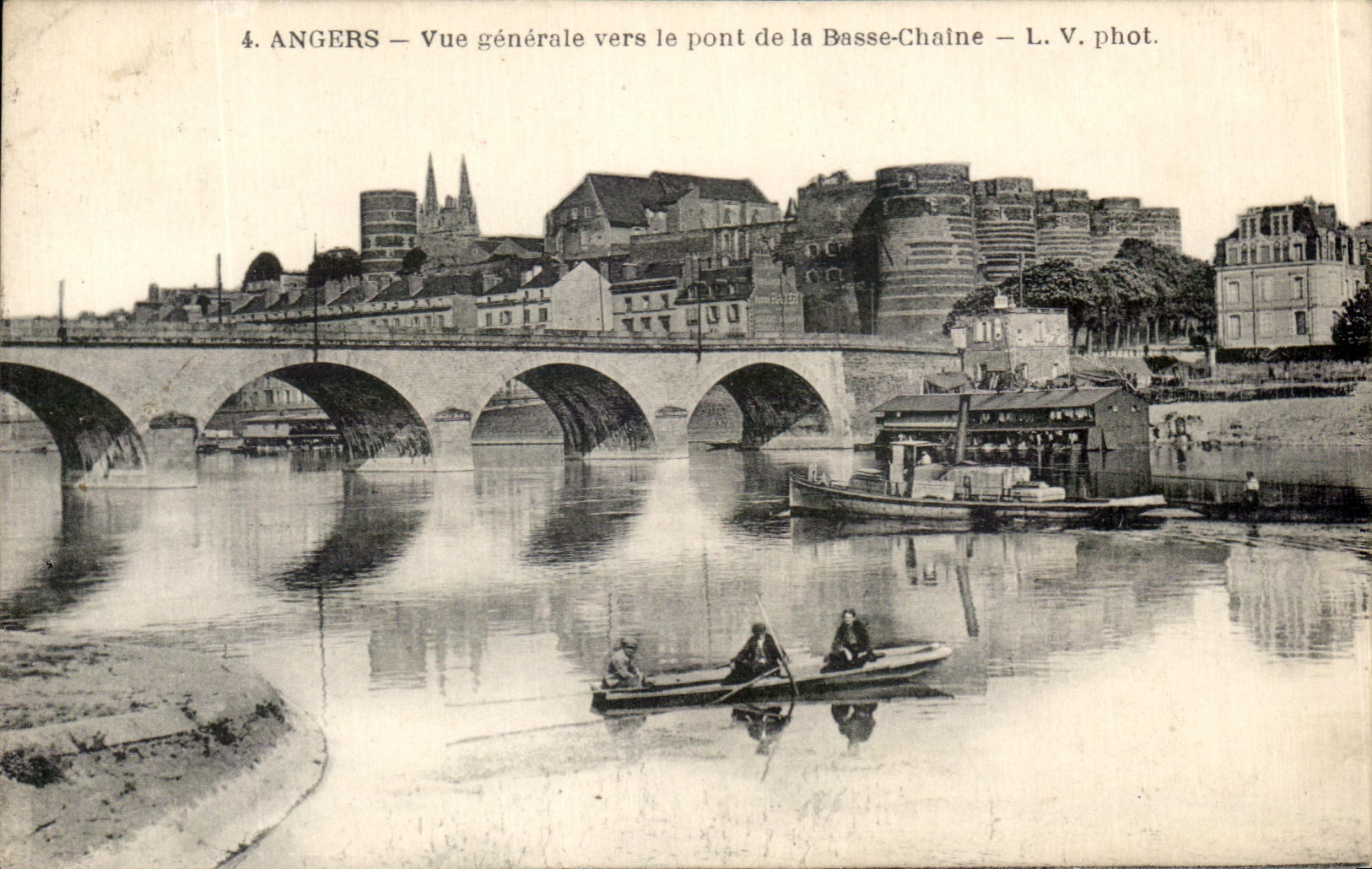 CPA Angers Vue Generale Vers Le pont De La Basse Chaine Bateaux
