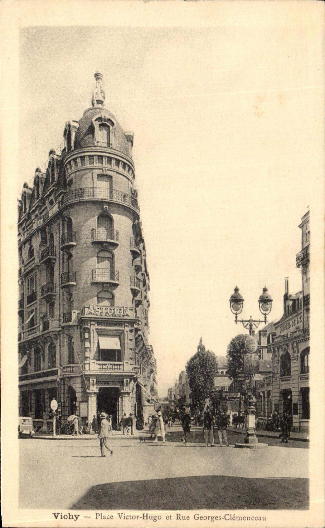 CPA Vichy Place Victor Hugo et rue Georges Clemenceau Astoria Hotel