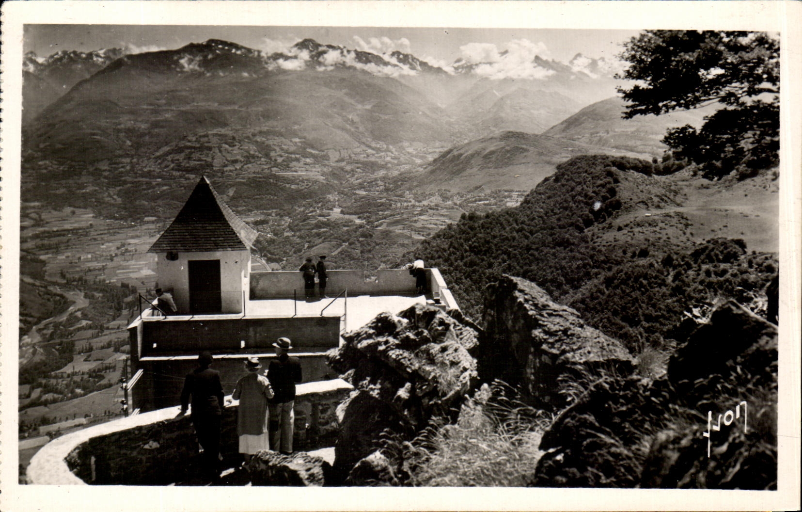 Ausblick auf Lourdes (Hautes-Pyrénées) — Pibeste (1400 m.) Ausblick auf die Pyrenäen und das Tal von Arrens — Éditions d'Art YVON, Paris