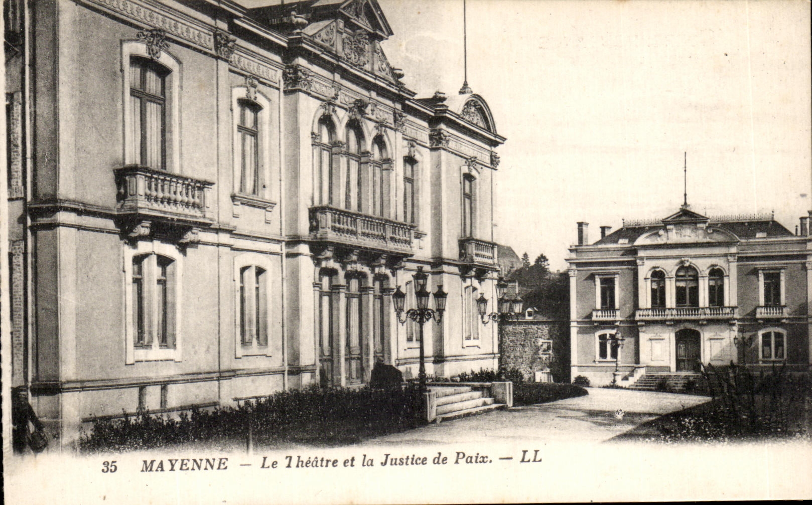CPA Mayenne Le Theatre et La Justice de Paix