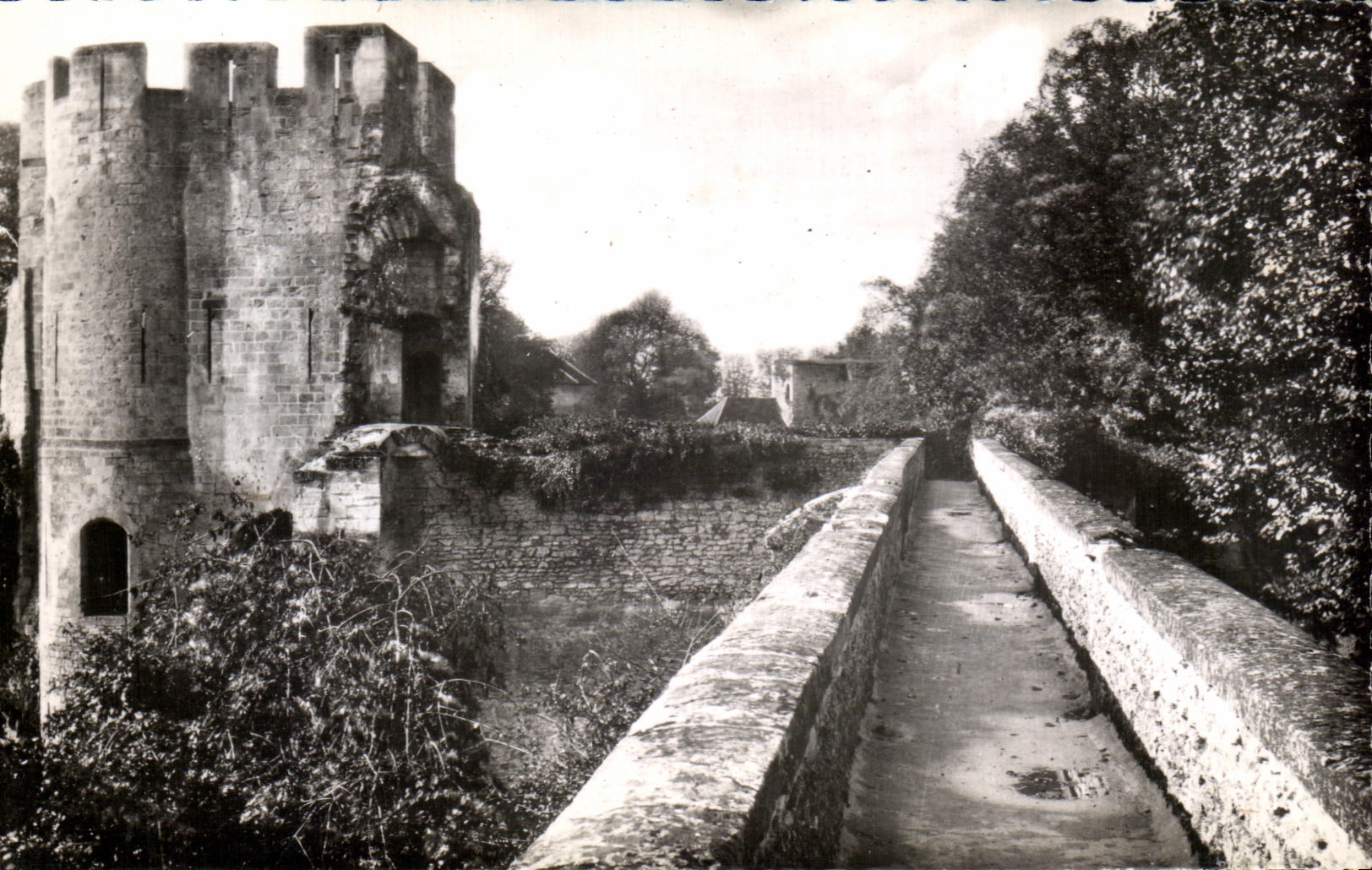 Gisors (Eure) — La Tour du Gouverneur et Courtille conduisant à la Tour du Prisonnier — L. Tournante, Éditeur, Gisors