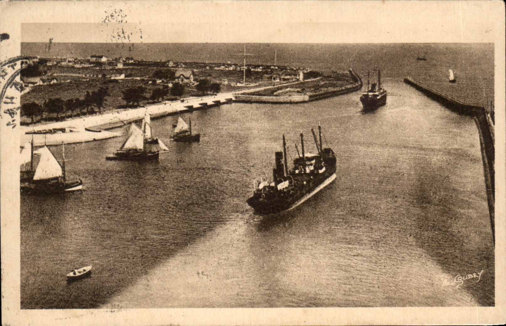 Ouistreham - Entrée du Port — Les Belles Plages Normandes — éditeur Le Gubey, n°4438