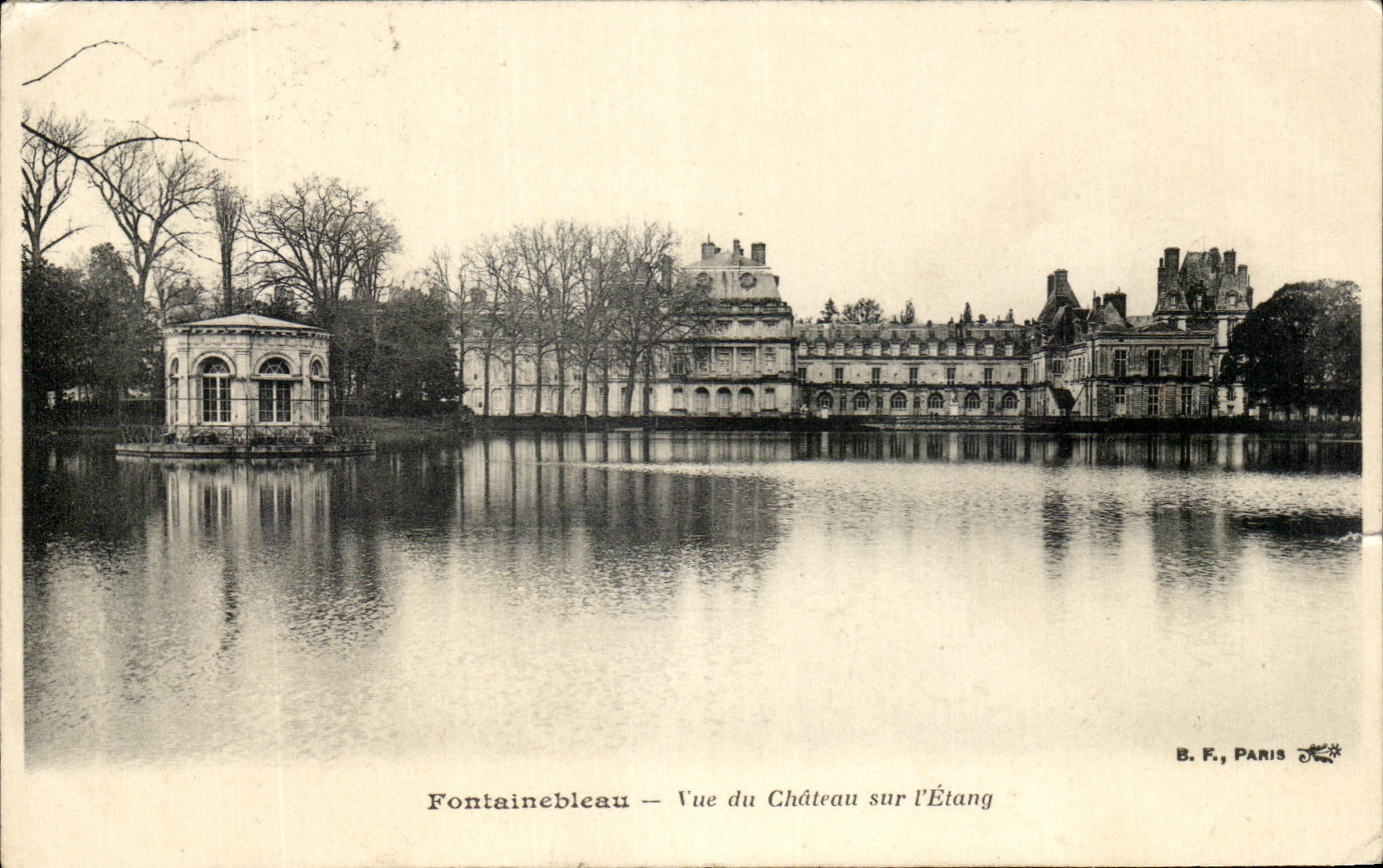Fontainebleau — Vista del Castillo sobre el Estanque — B. F., París