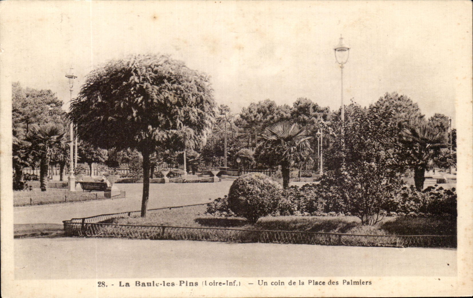 CPA La Baule Les Pains Un Coin de La Place des Palmiers 