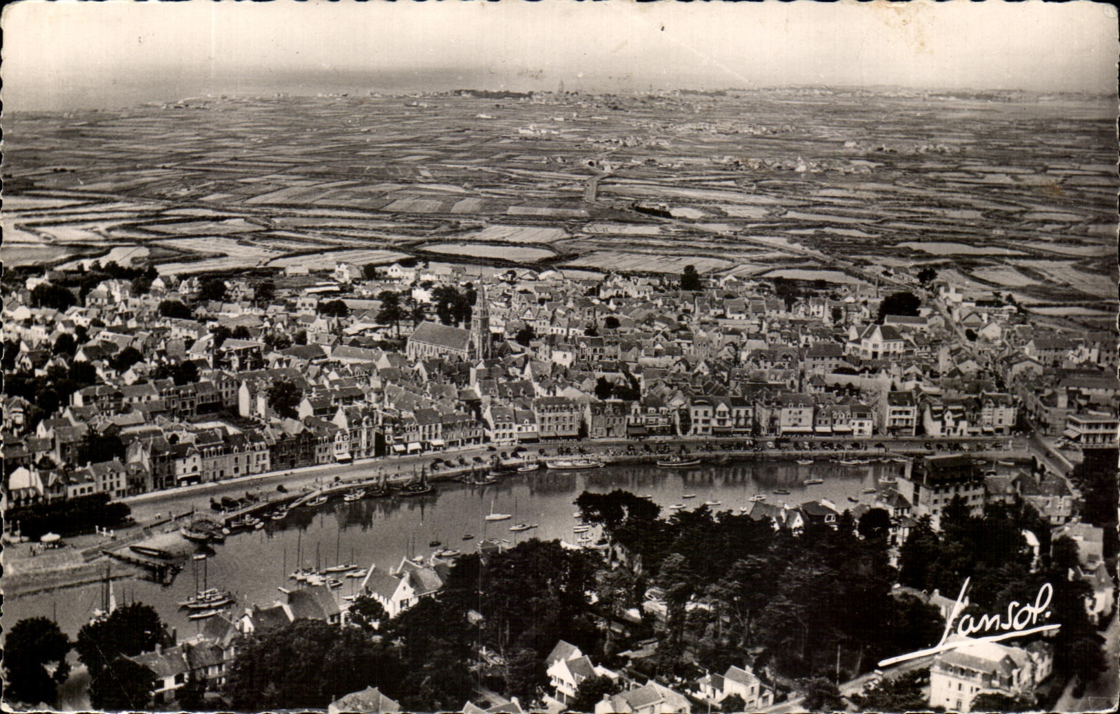 CPSM La Baule Le port de La Baule et du Pouliguen Au fond Batz et les marais salants