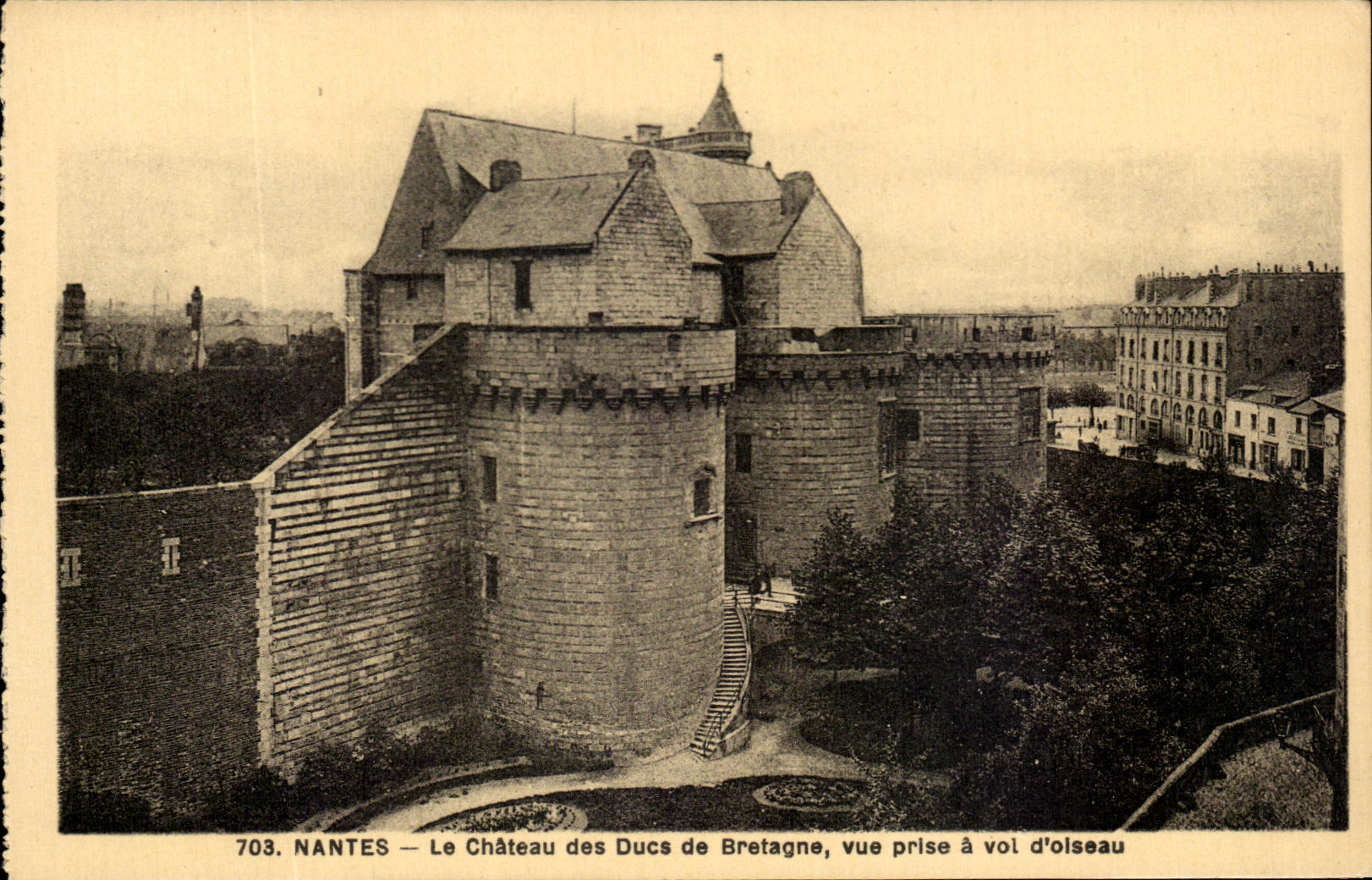 CPA Nantes Le Chateau de Ducs de Bretagne Vue prise a Vol d oiseau 