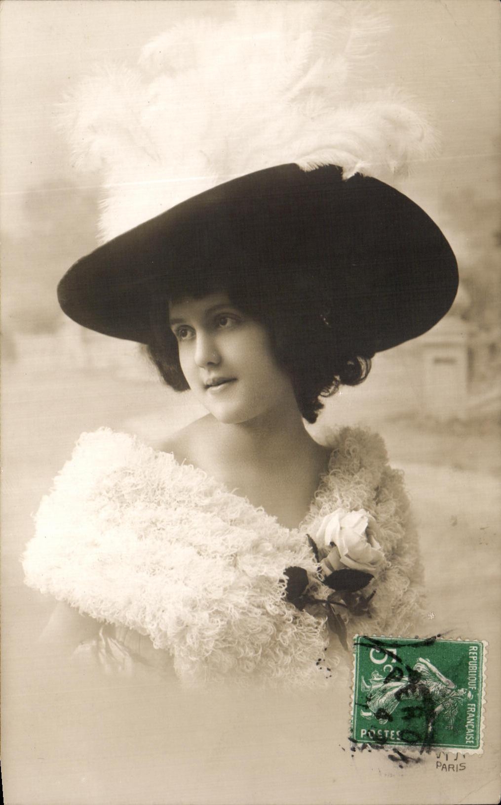 CPA Fantaisie Femme au chapeau