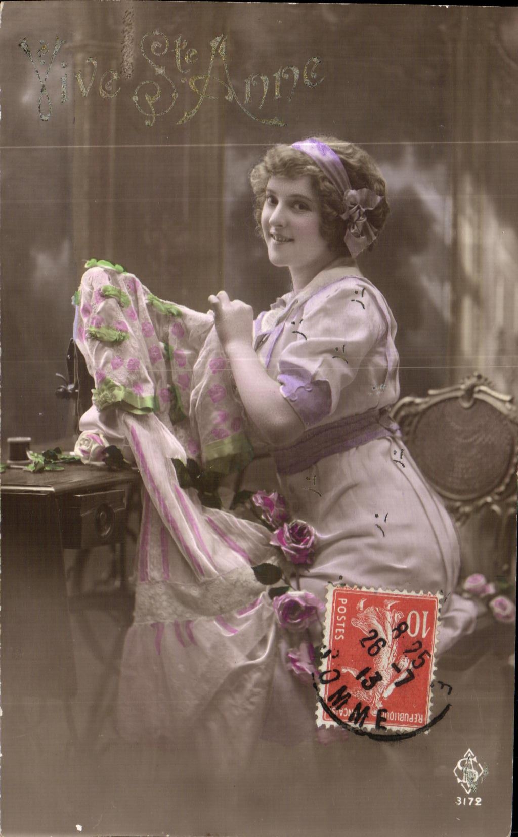 Jeune femme en robe rose et violet — Sainte Anne — Éditeur : Republique Française, n° 3172