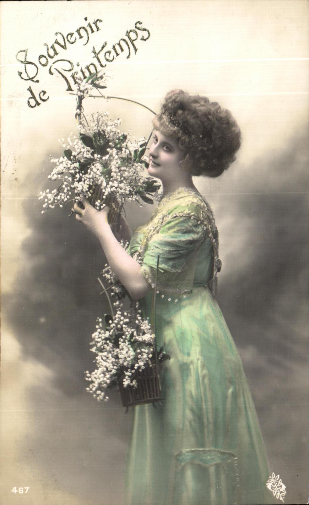 Femme en robe verte tenant un panier de fleurs — Souvenir de Printemps — série 467