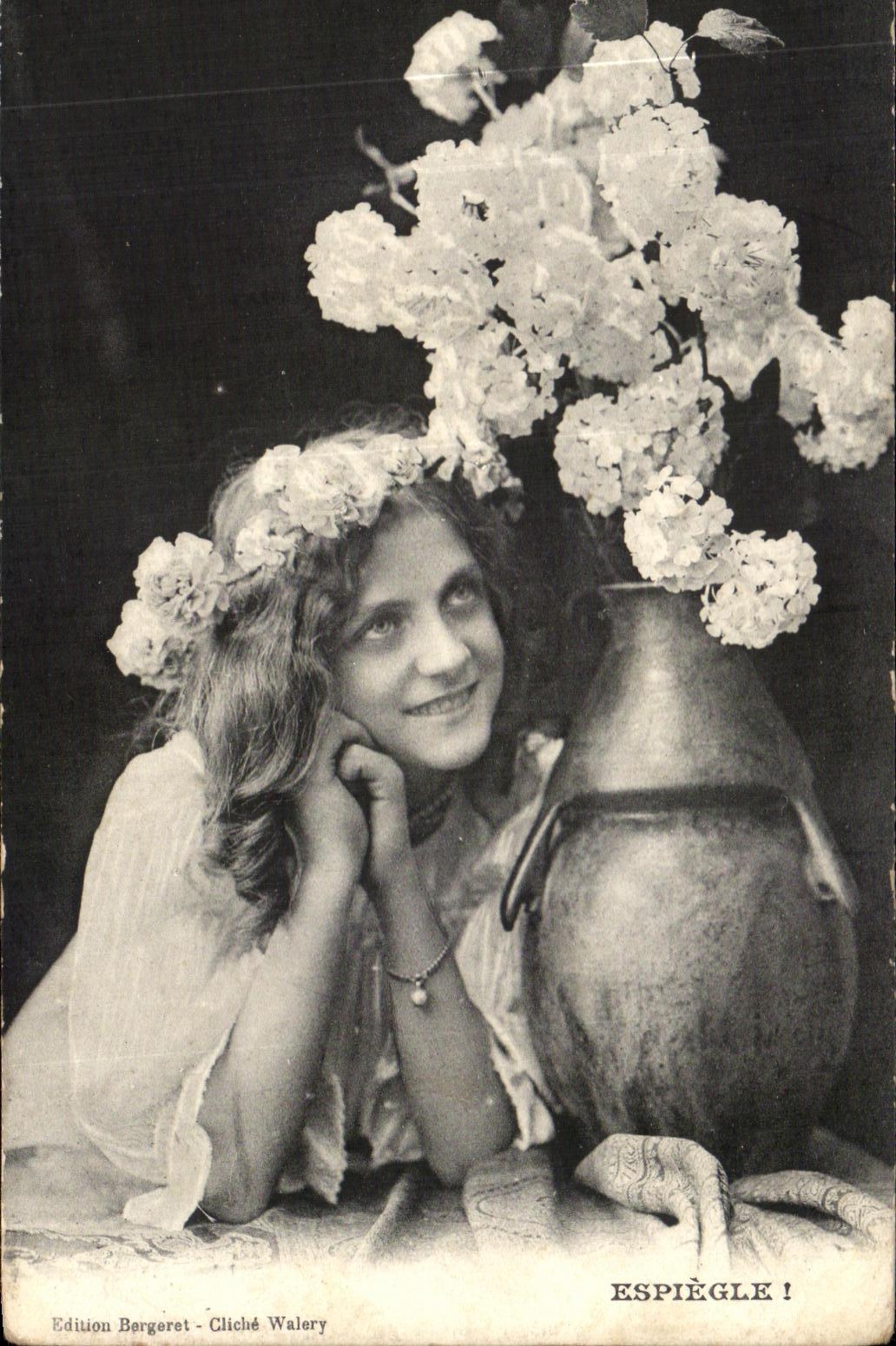 Jeune fille avec couronne de fleurs — devant un vase de fleurs — Edition Bergeret - Cliché Walery