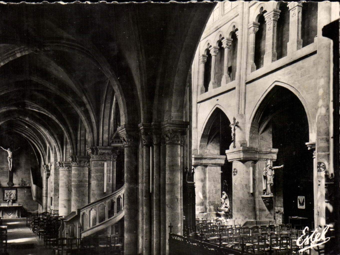 Église Saint-Germain de Dourdan — Vue sur la Nef et les Bas-côtés — Estel