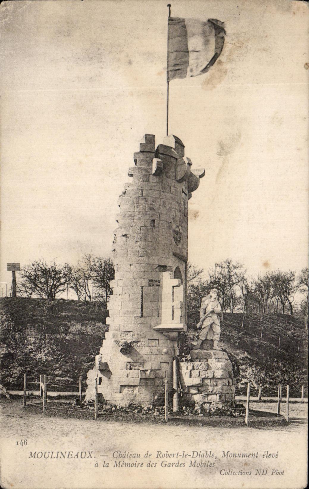 CPA Moulineaux Chateau de Robert le Diable Monument eleve a la memoire des Gardes mobiles Militaria