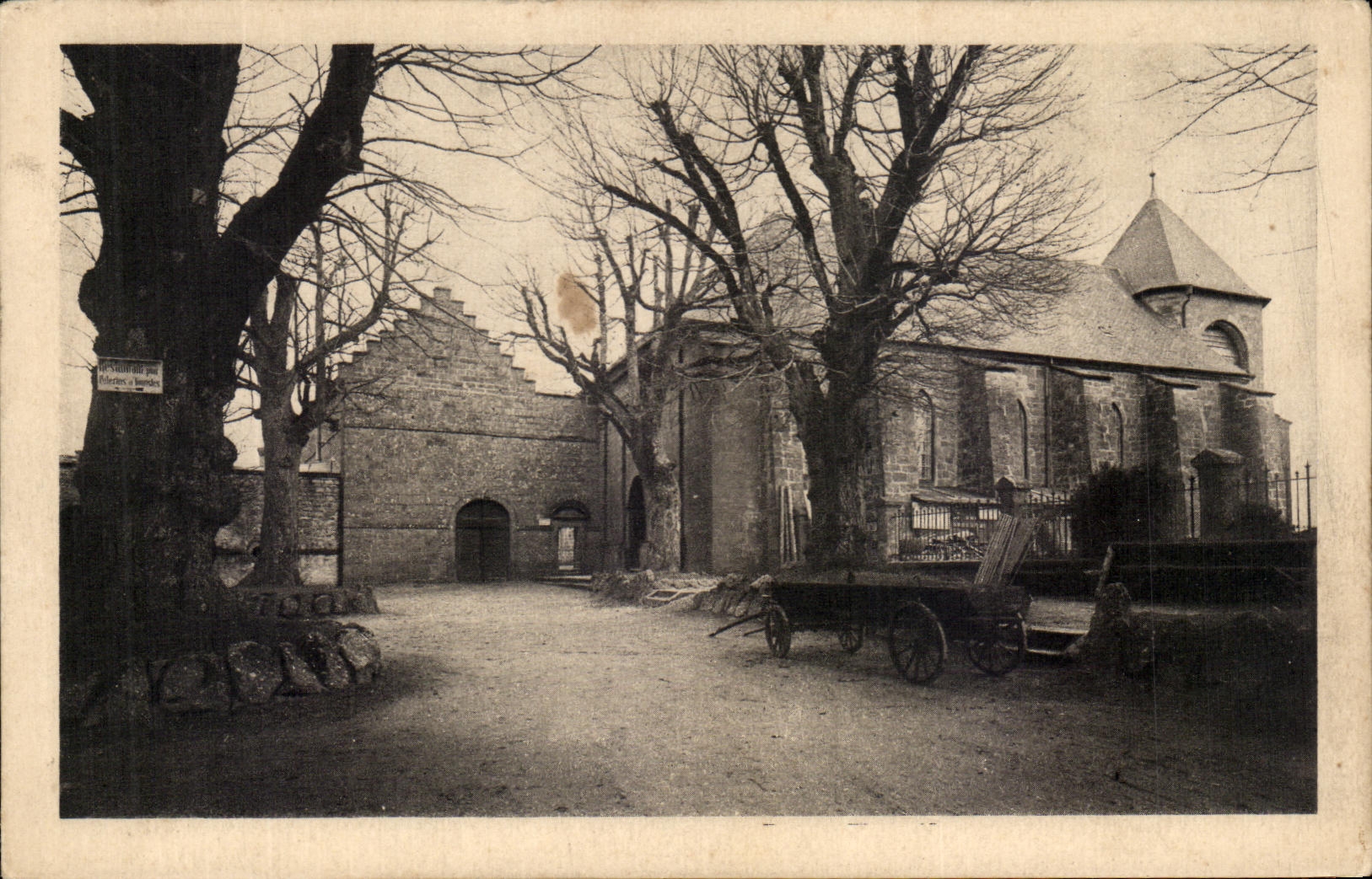 CPA Mont Saint Odile Cour du couvent et la chapelle