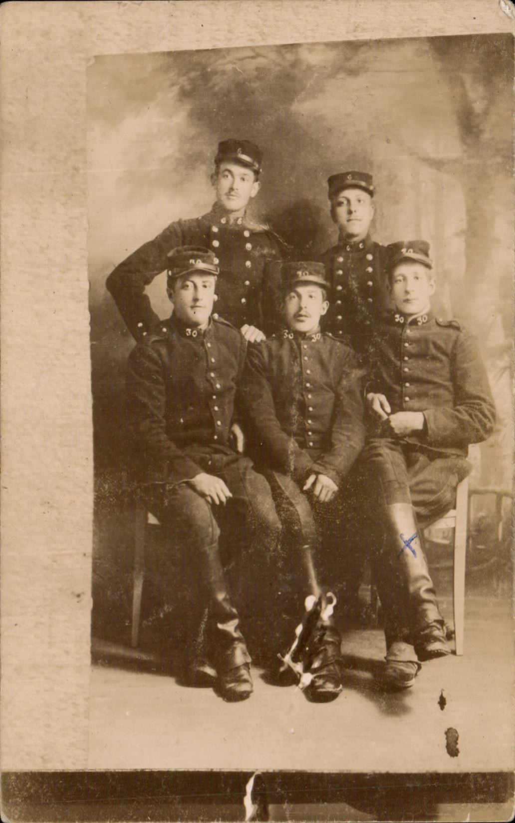 CARTE PHOTO Soldats Militaria numero 30 sur les cols 