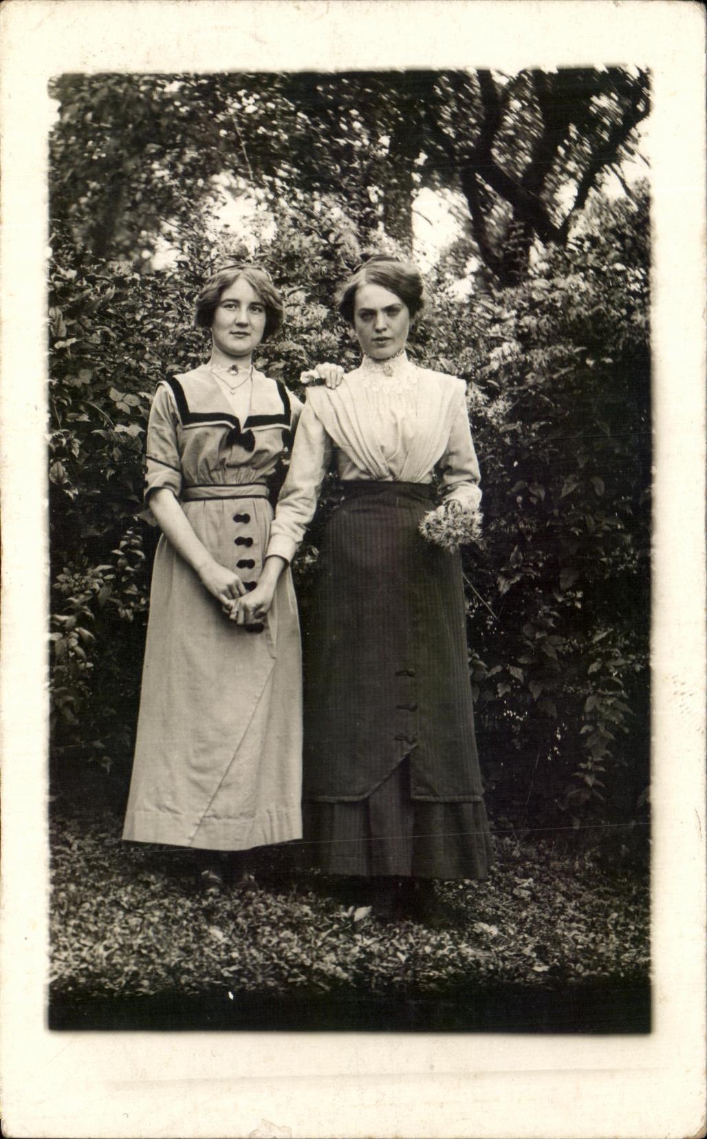 Due giovani donne — giardino — cartolina postale anonima