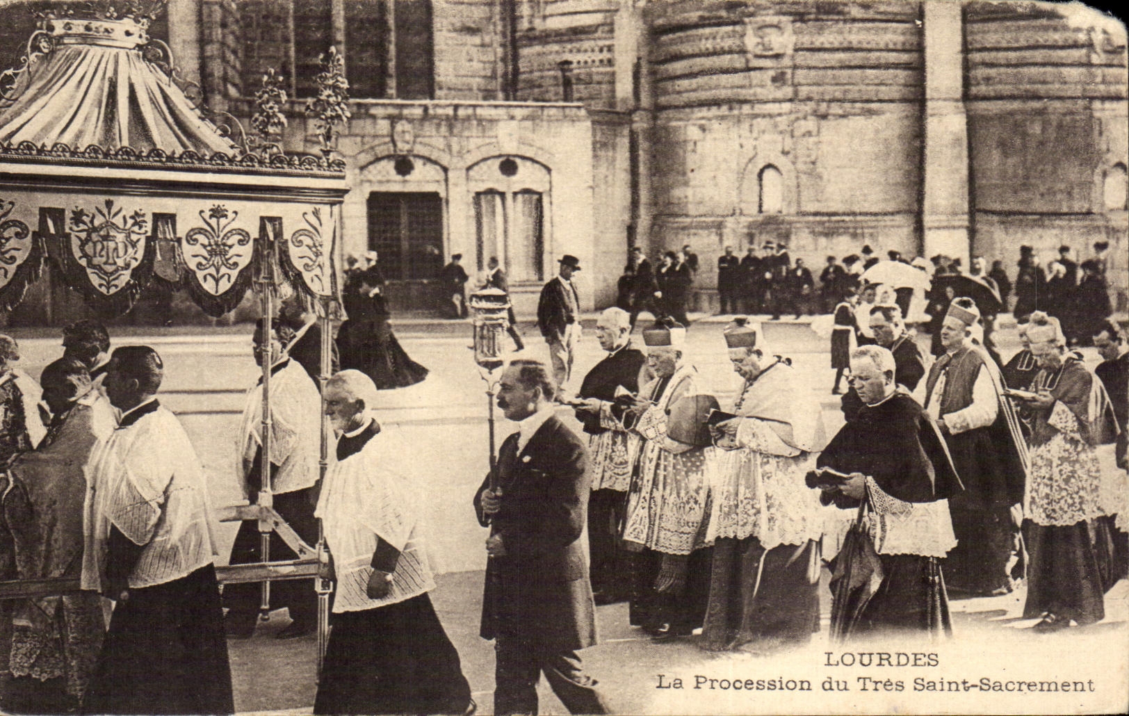 CPA Lourdes La Procession du Tres Saint Sacrement