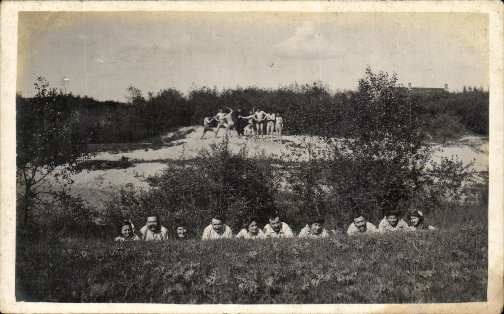 CARTE PHOTO Enfants se battant dans les champs