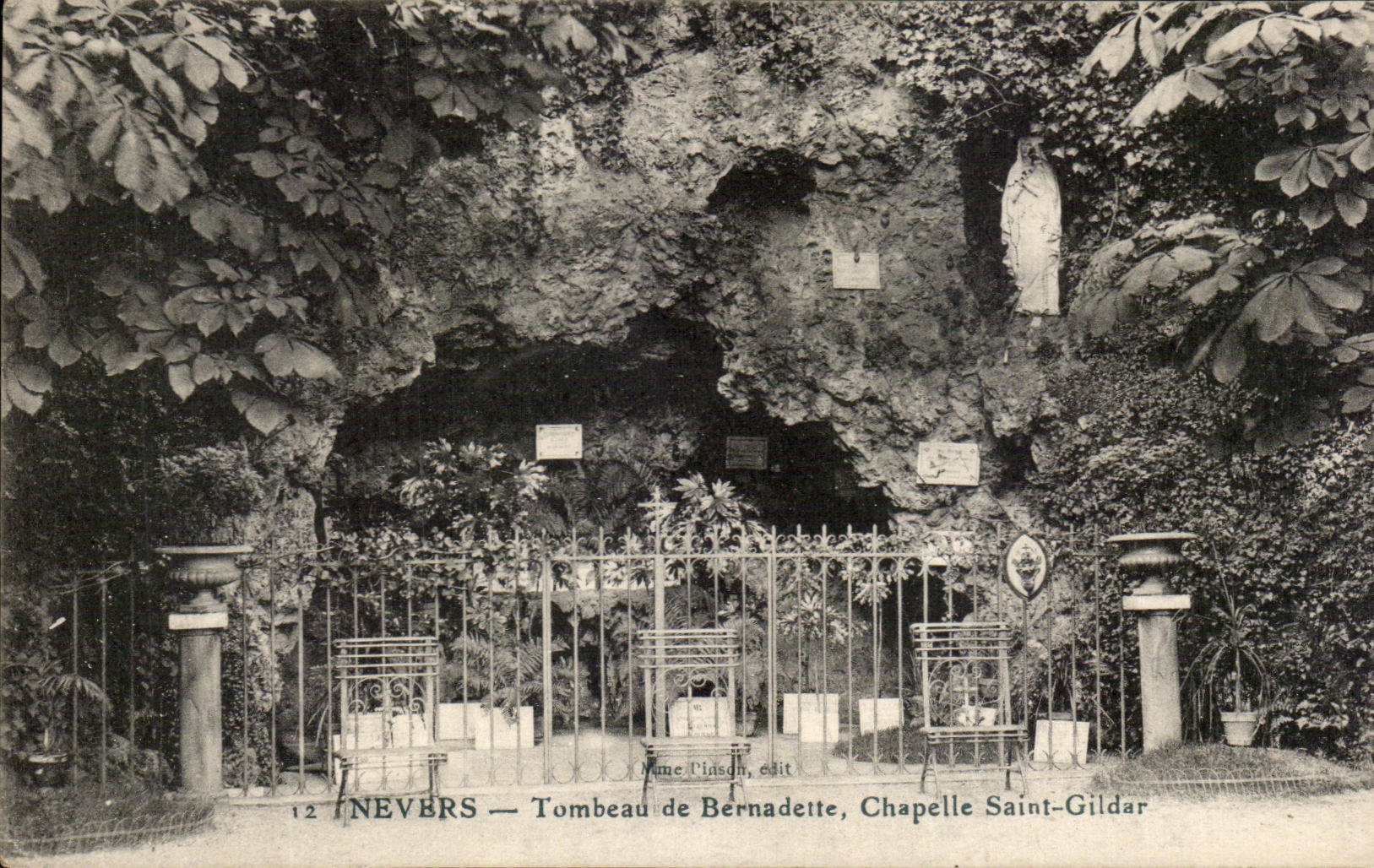 CPA Nevers Tombeau de Bernadette Chapelle Saint Gildar