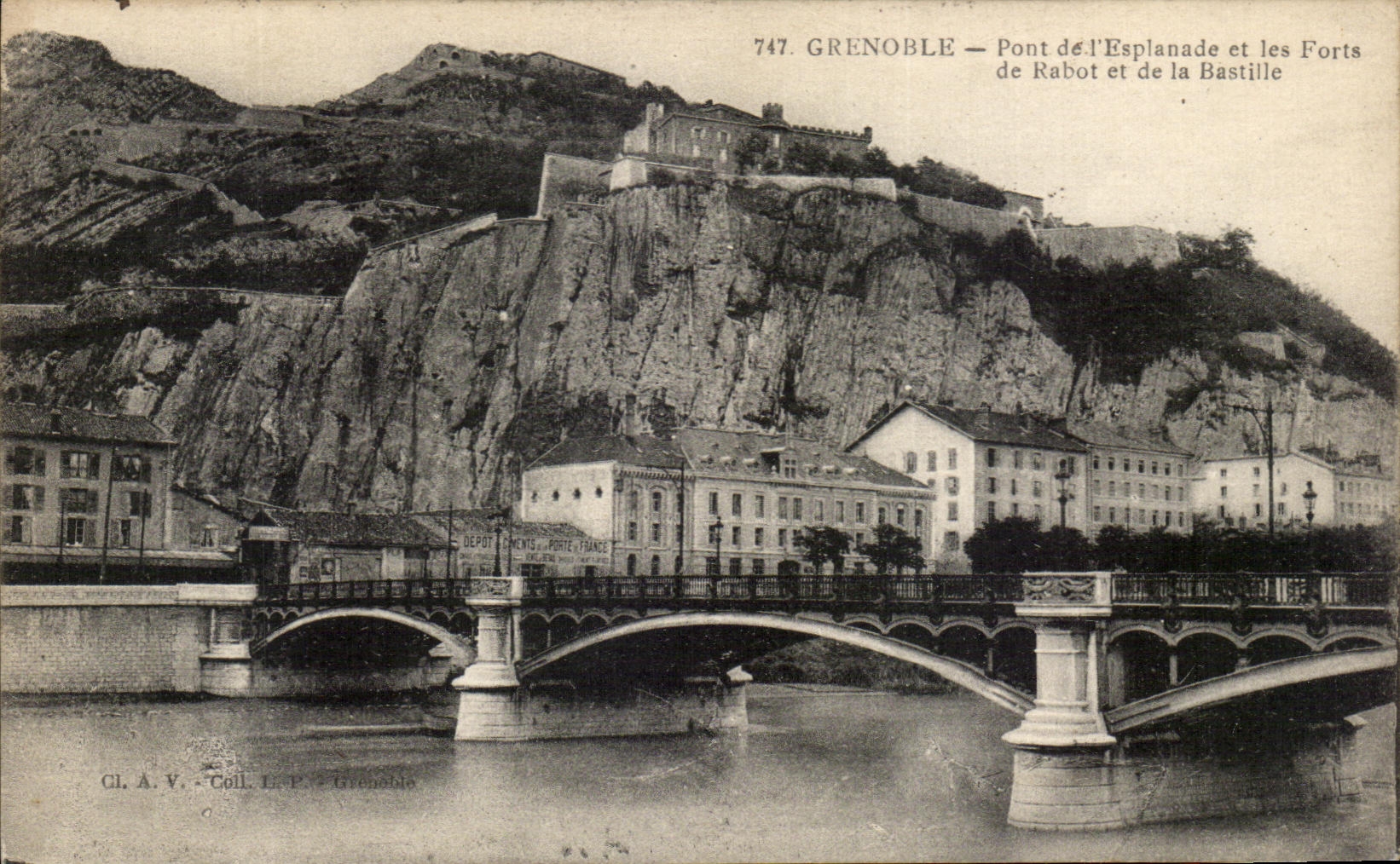 Grenoble — Pont d'Esplanade et les Forts de Rabot et de la Bastille — Cl. A. V. Coll. E. P. Grenoble