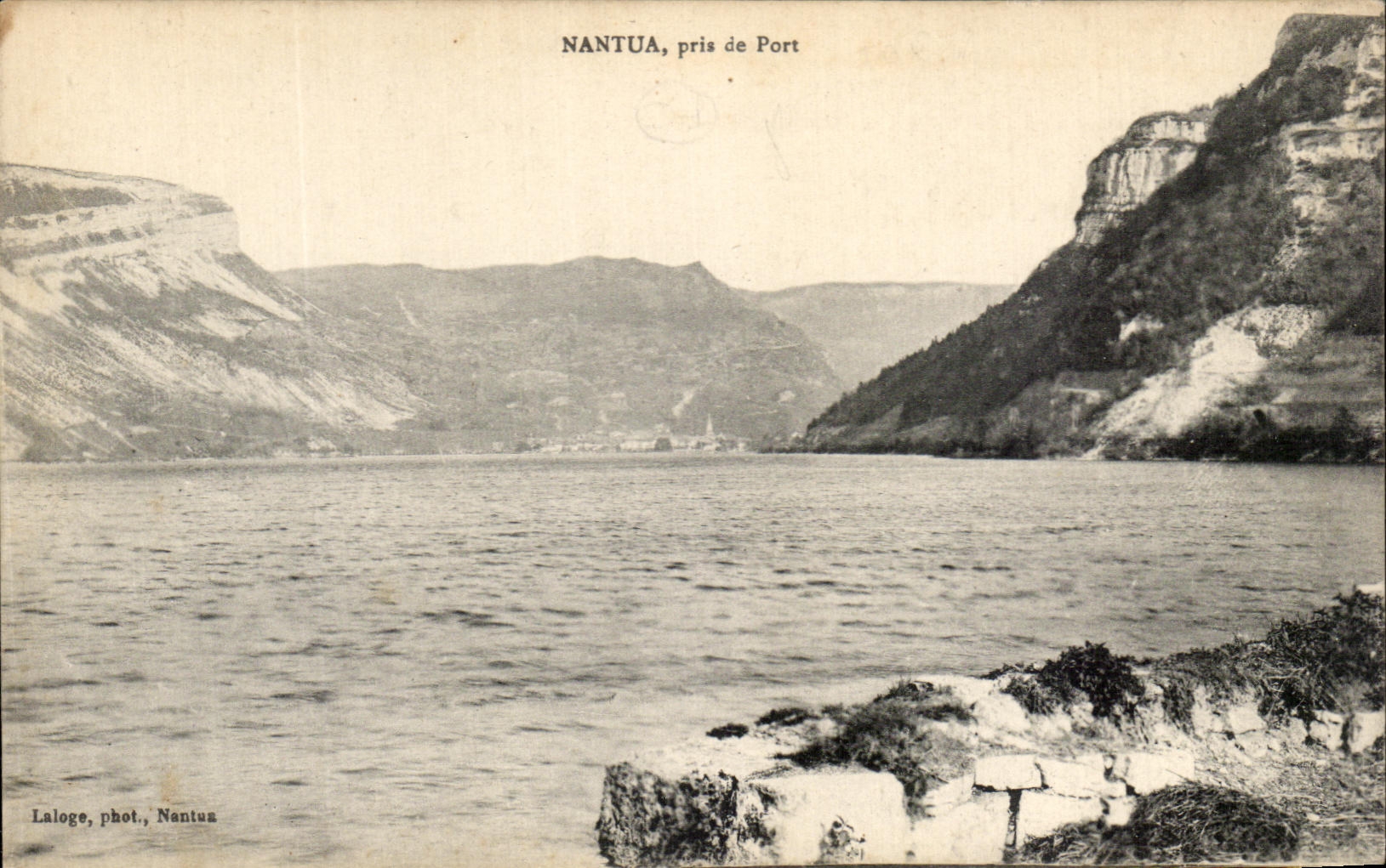 Nantua, pris de Port — vue du lac entre falaises — Laloge, phot. Nantua