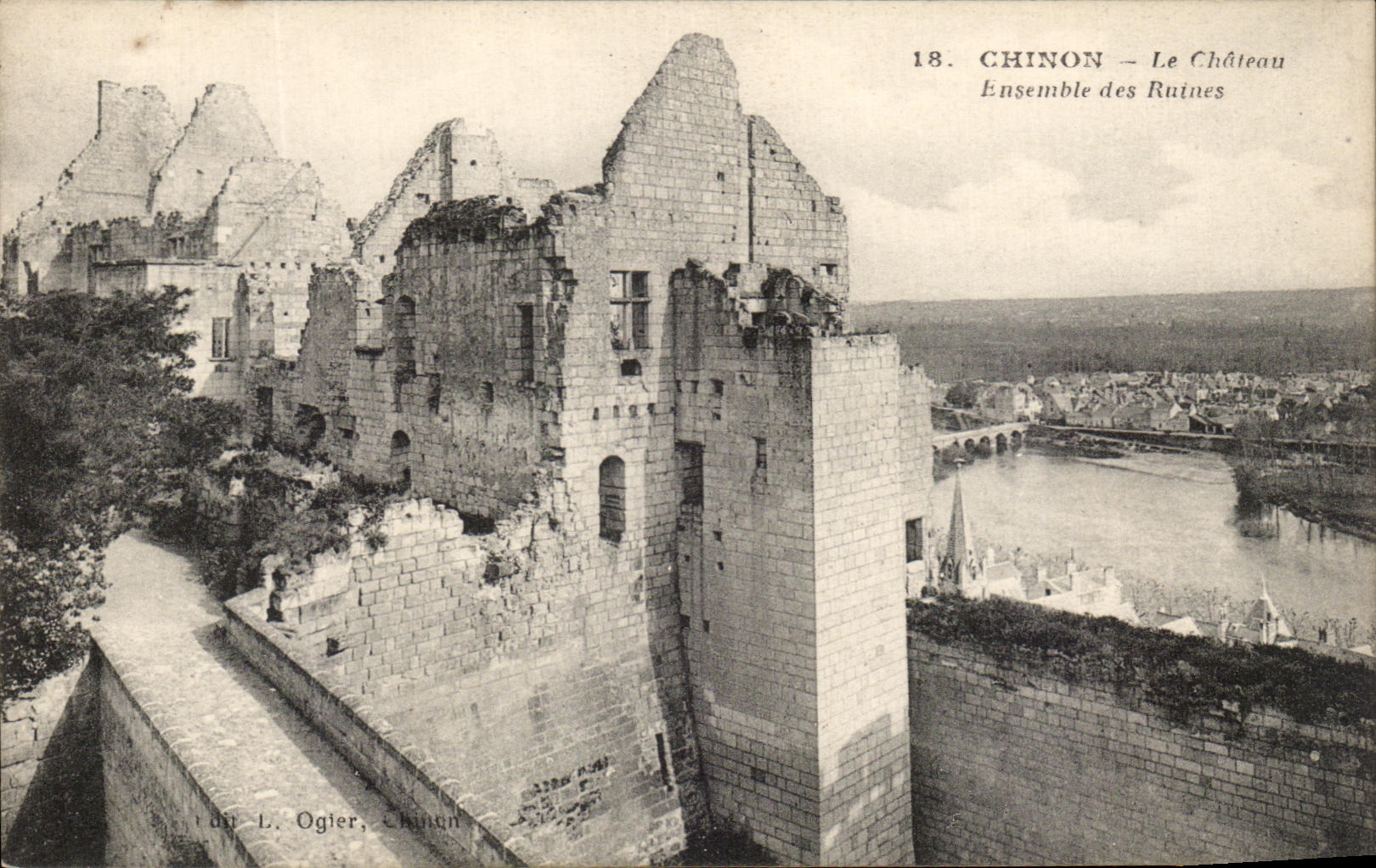 CPA Chinon Le Chateau Ensemble Des Ruines 