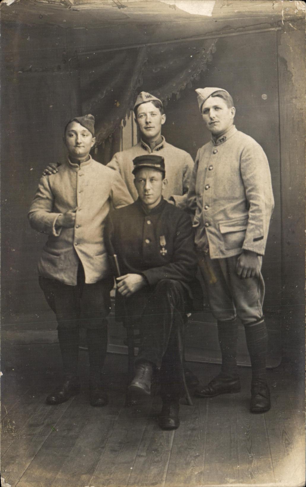 FOTO TARJETA Militaria Vichy número 19 sobre el cuello