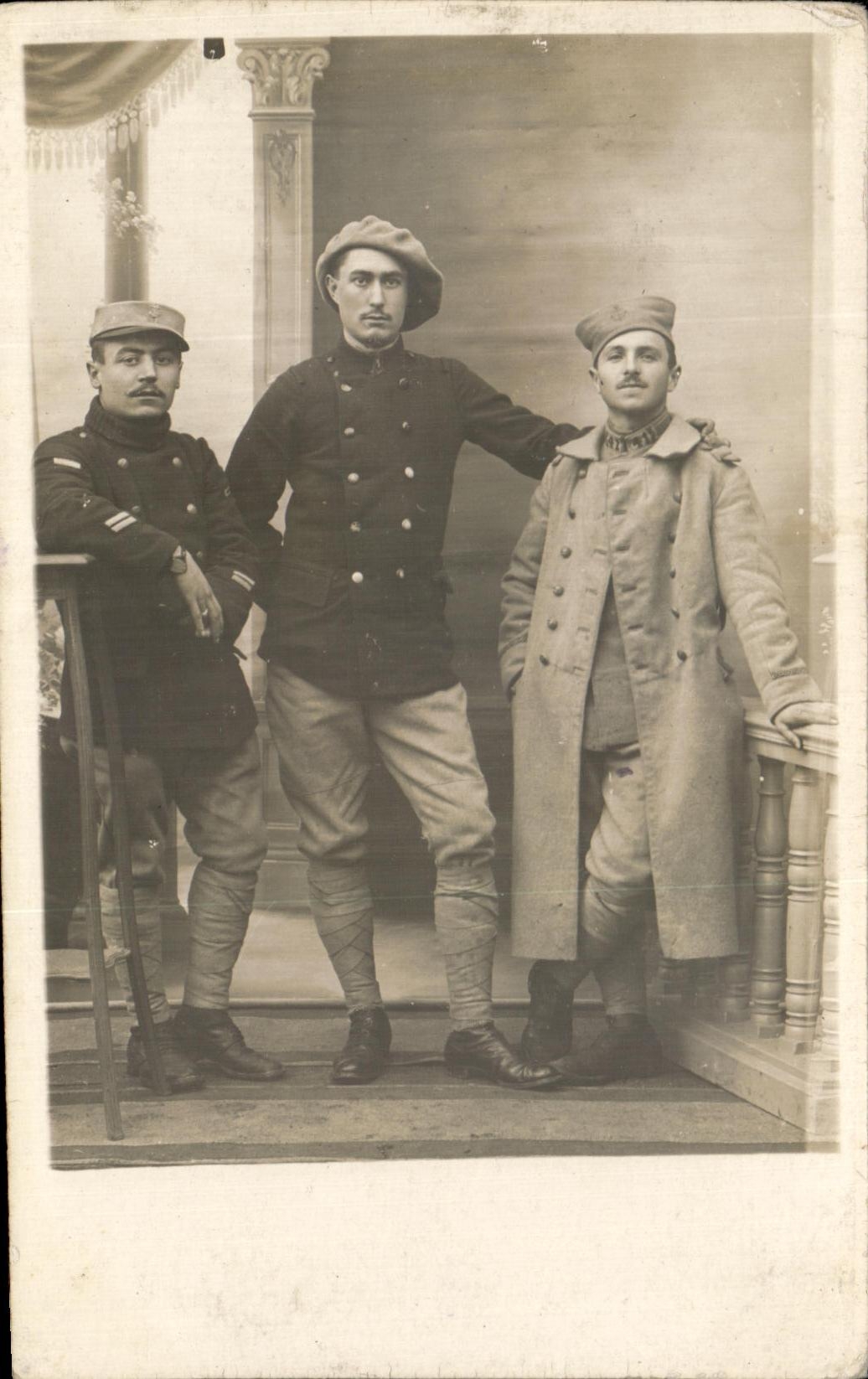 Trois soldats — studio photographique — R. Guillennhot, Besançon et Cie