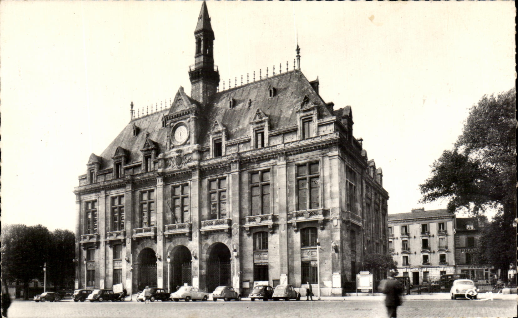 CPA St Denis Sur Seine L Hotel de Ville