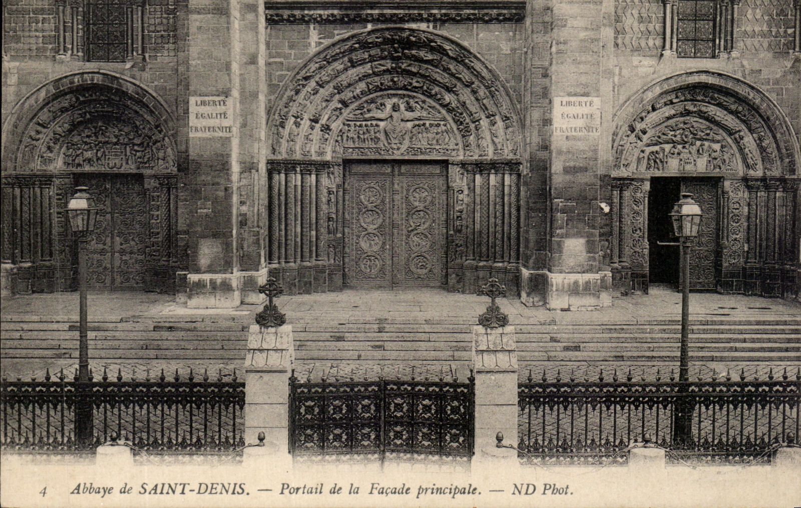 CPA Abbaye de Saint Denis Partail de la Facade Principale